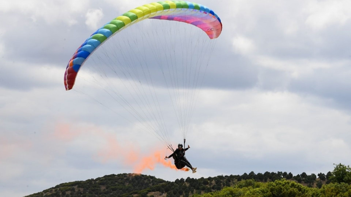 Eşme'de gerçekleşen Türkiye Hava Sporları Federasyonu Yamaç Paraşütü Ege Bölgesi Hedef Yarışması